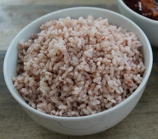 Boiled red rice with rotti